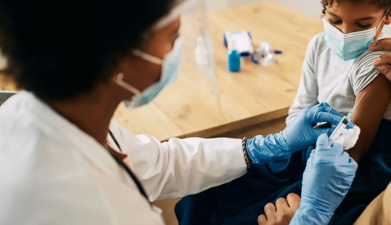 Médica negra atendendo criança negra