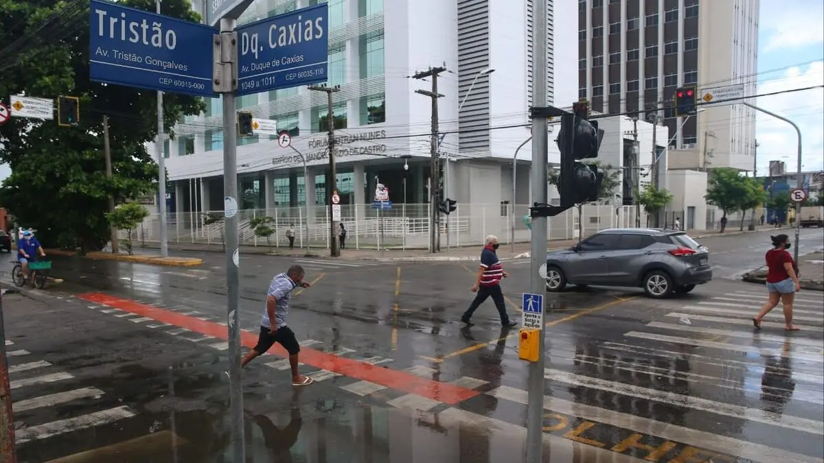 Pessoas andando na ruas alagadas do centro