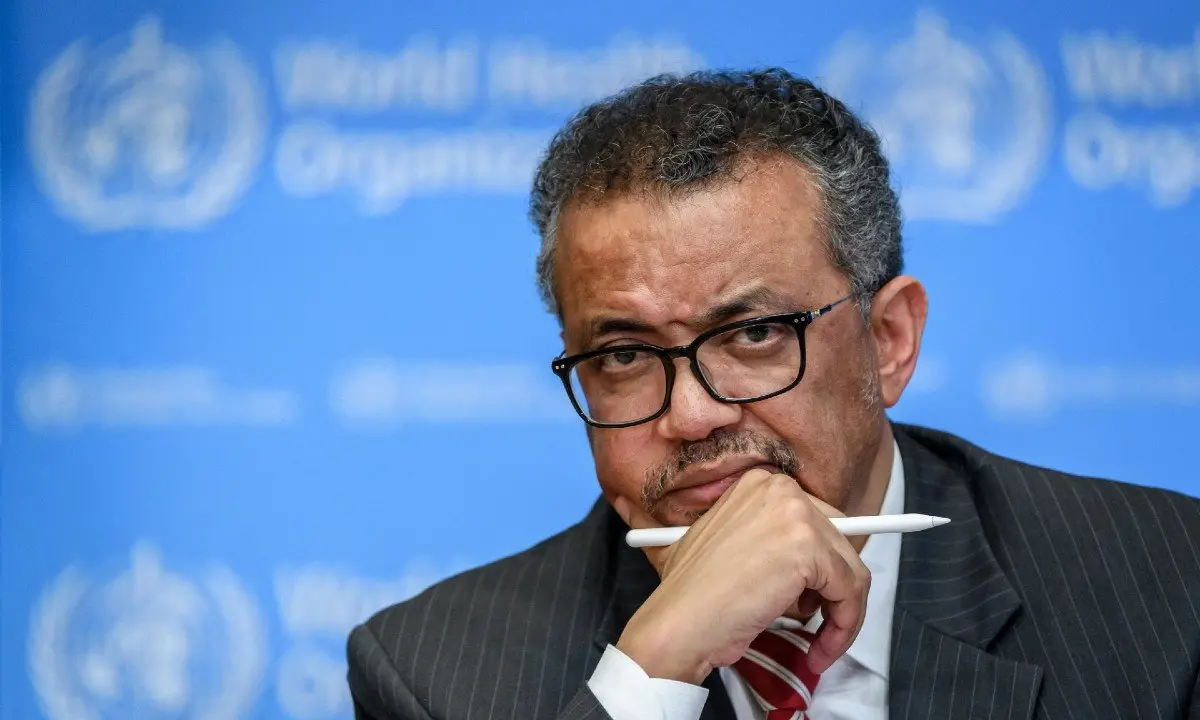 Tedros Adhanom Ghebreyesus com semblante sério em conferência da OMS