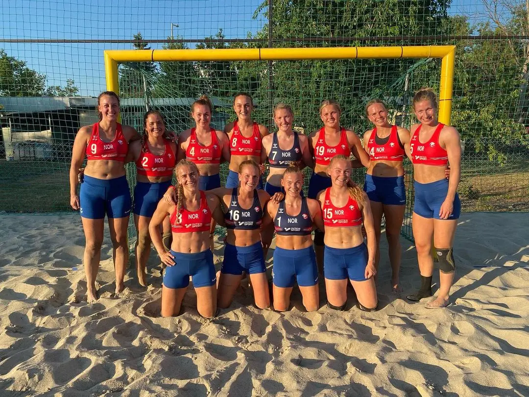 Time de handebol da Noruega utilizando shorts