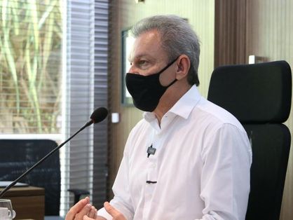 Prefeito de Fortaleza, José Sarto, fala ao microfone na sede da Prefeitura