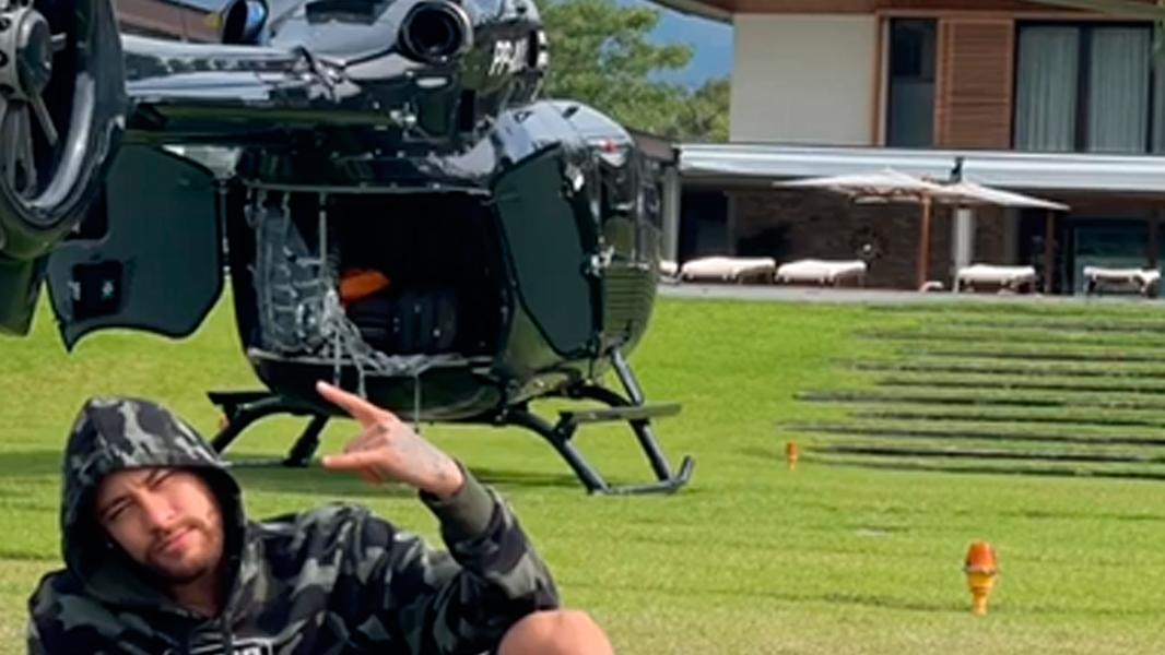 Neymar posa em mansão ao lado de helicóptero de R$ 50 milhões