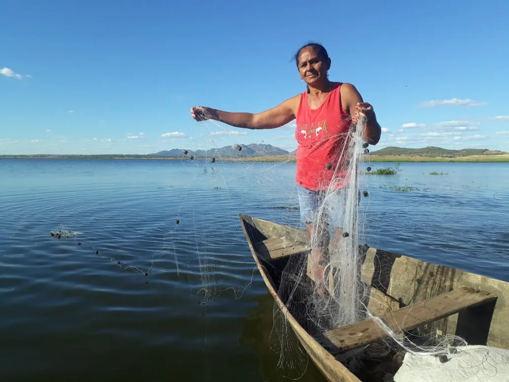 Aos 25 anos, em 1989, a pescadora, Jacinta Leite veio de Pombal (PB), com o marido, também pescador artesanal, para morar na localidade de Barrocas, nas margens do açude Orós, o segundo maior do Ceará.