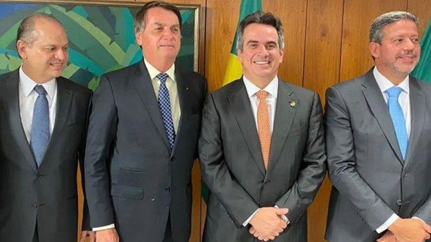 Bolsonaro ao lado dos deputados Ricardo Barros, Arthur Lira e do senador Ciro Nogueira