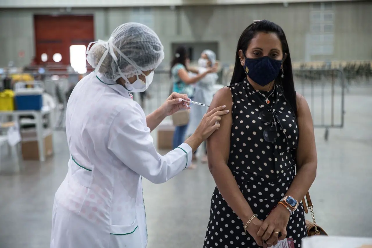 mulher é vacinada no centro de eventos