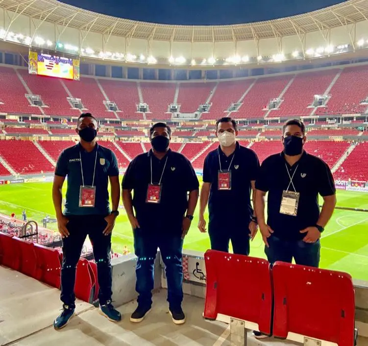 Membros do Ceará e da FCF posam para foto em estádio
