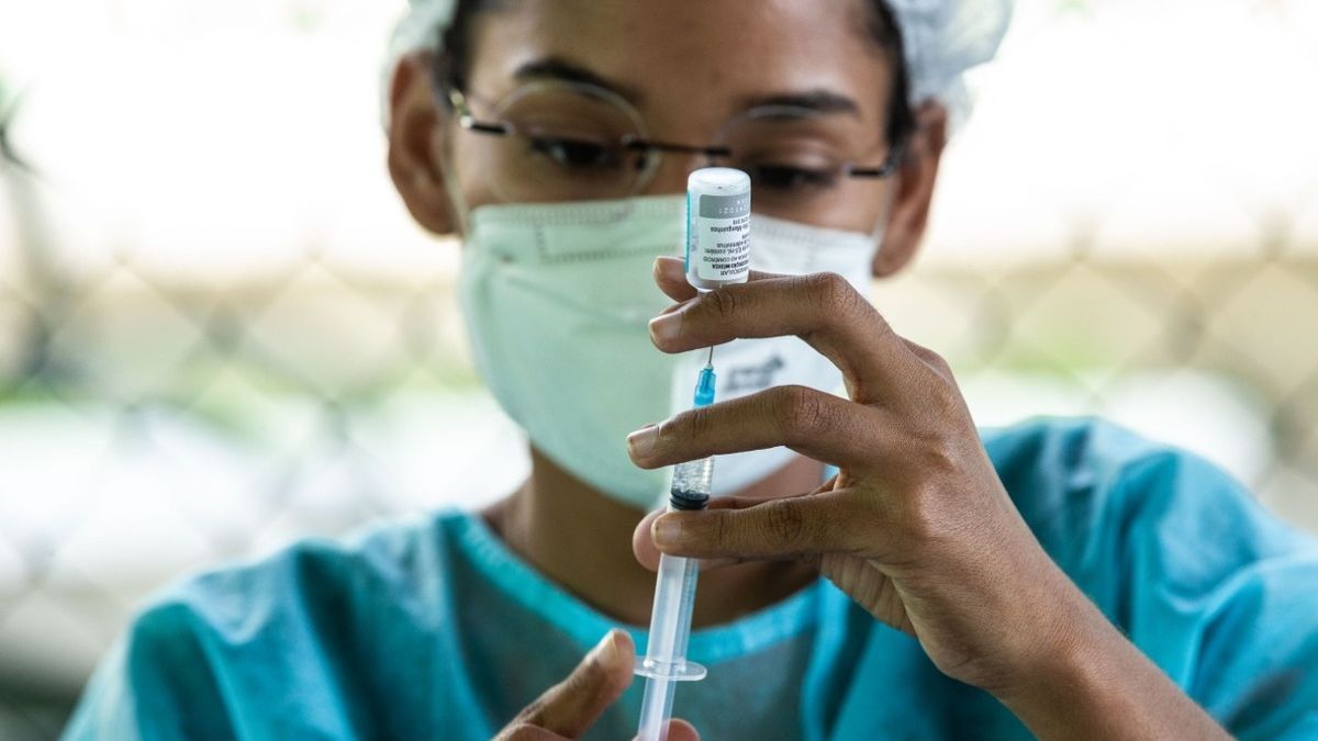 Enfermeira manuseando vacina contra a Covid-19