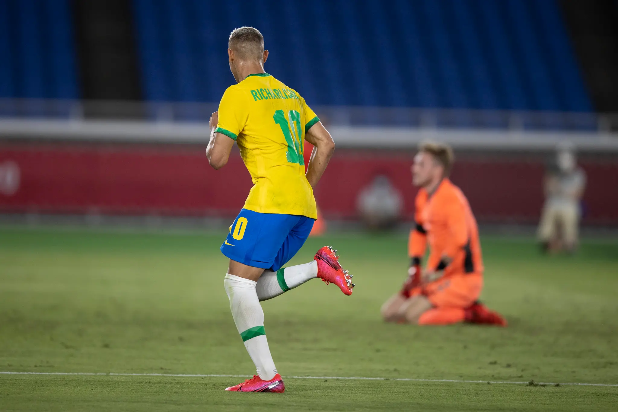 Atacante Richarlison comemora gol marcardo