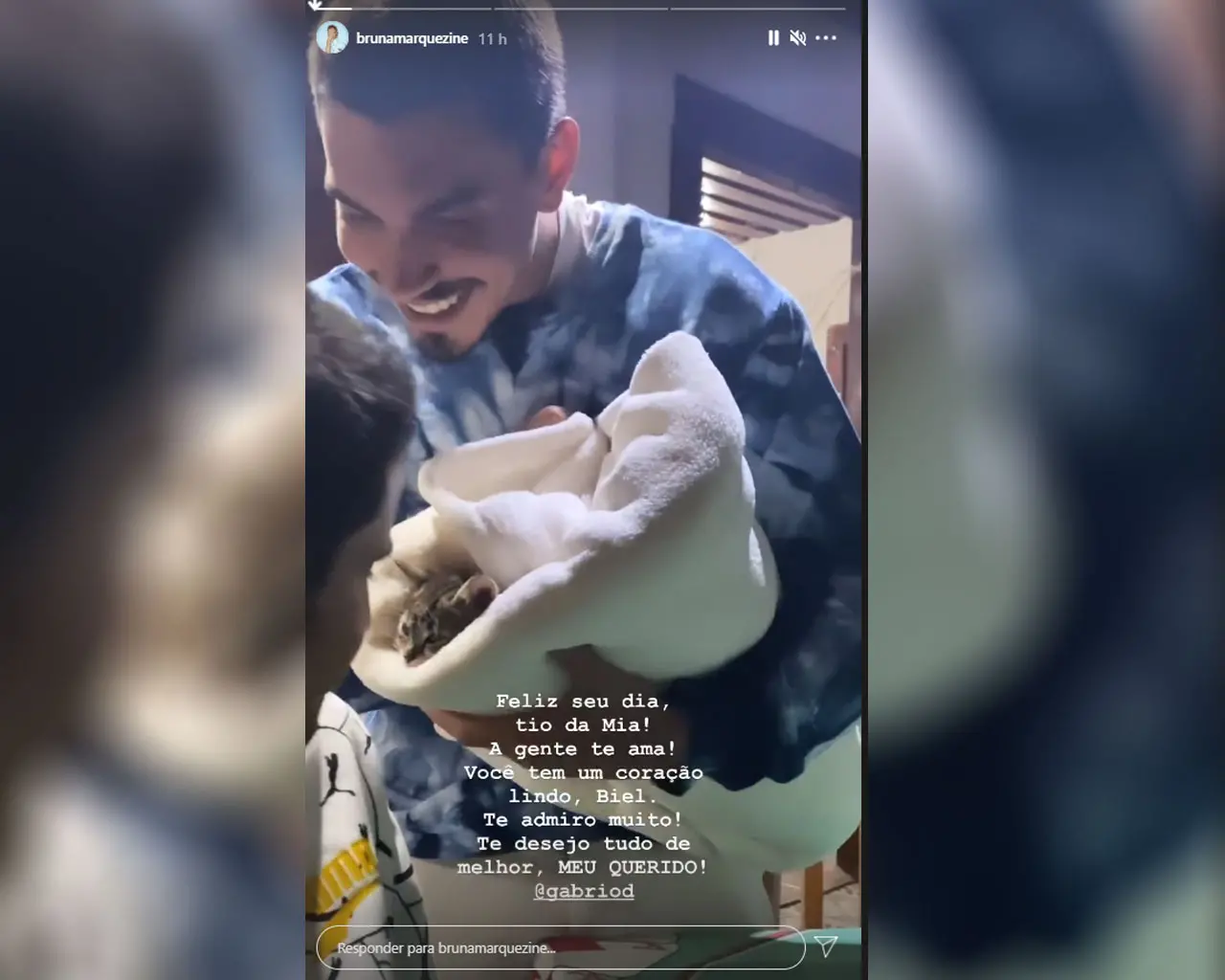 Enzo aparece no canto esquerdo da filmagem