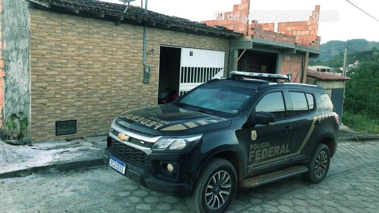 Viatura da PF em frente a casa