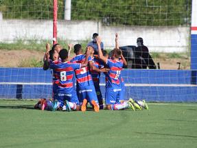 Atletas do Fortaleza comemoram gol agradecendo aos céus