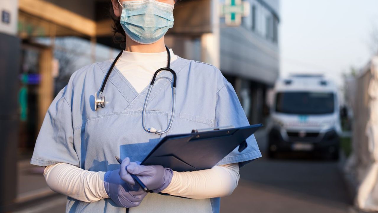 Enfermeira segurando prancheta e estetoscópio