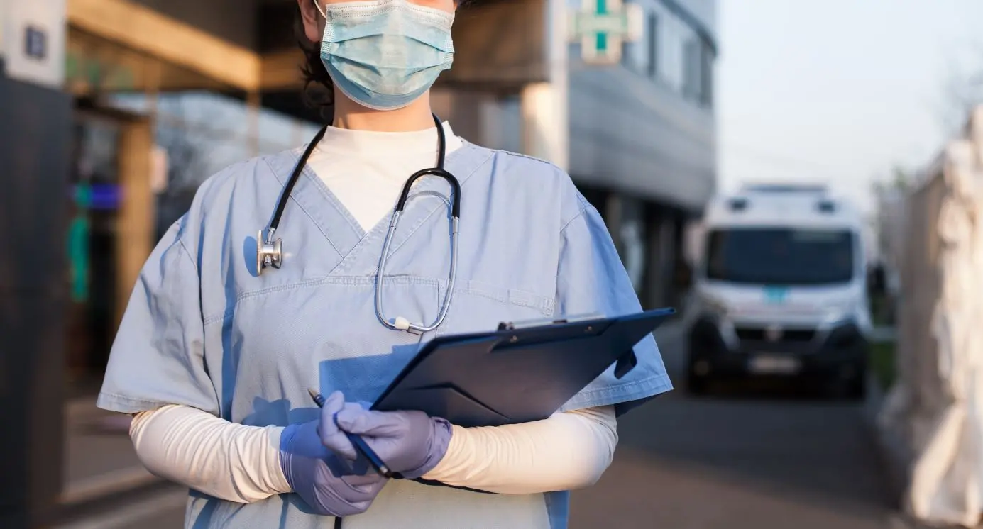 Enfermeira segurando prancheta e estetoscópio