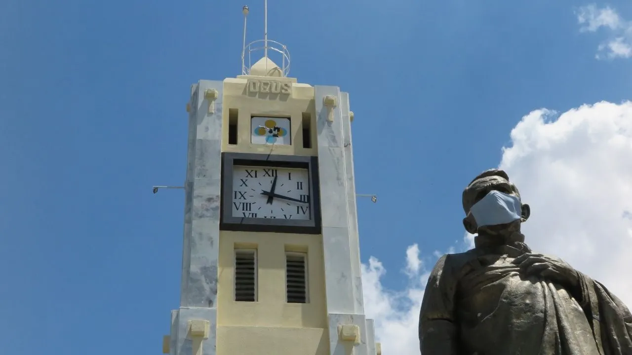 A estátua de bronze foi inaugurada em 1925 e está erguida no Centro da cidad e