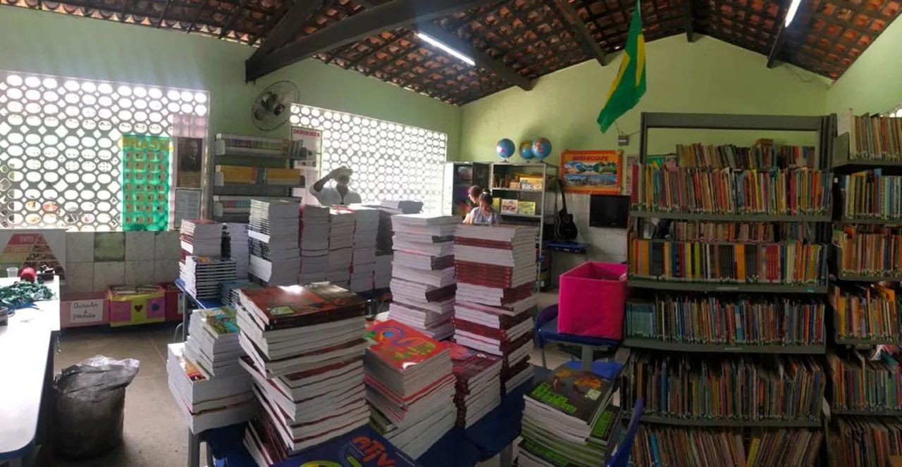 Biblioteca da escola em Maranguape, antes da chegada do projeto