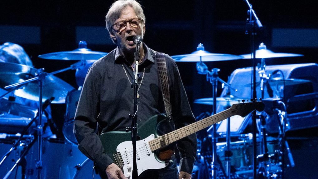 Eric Clapton segurando guitarra em show