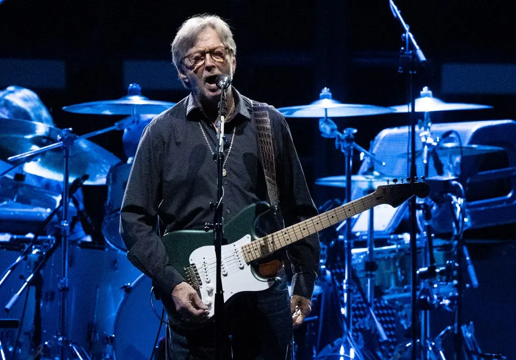 Eric Clapton segurando guitarra em show