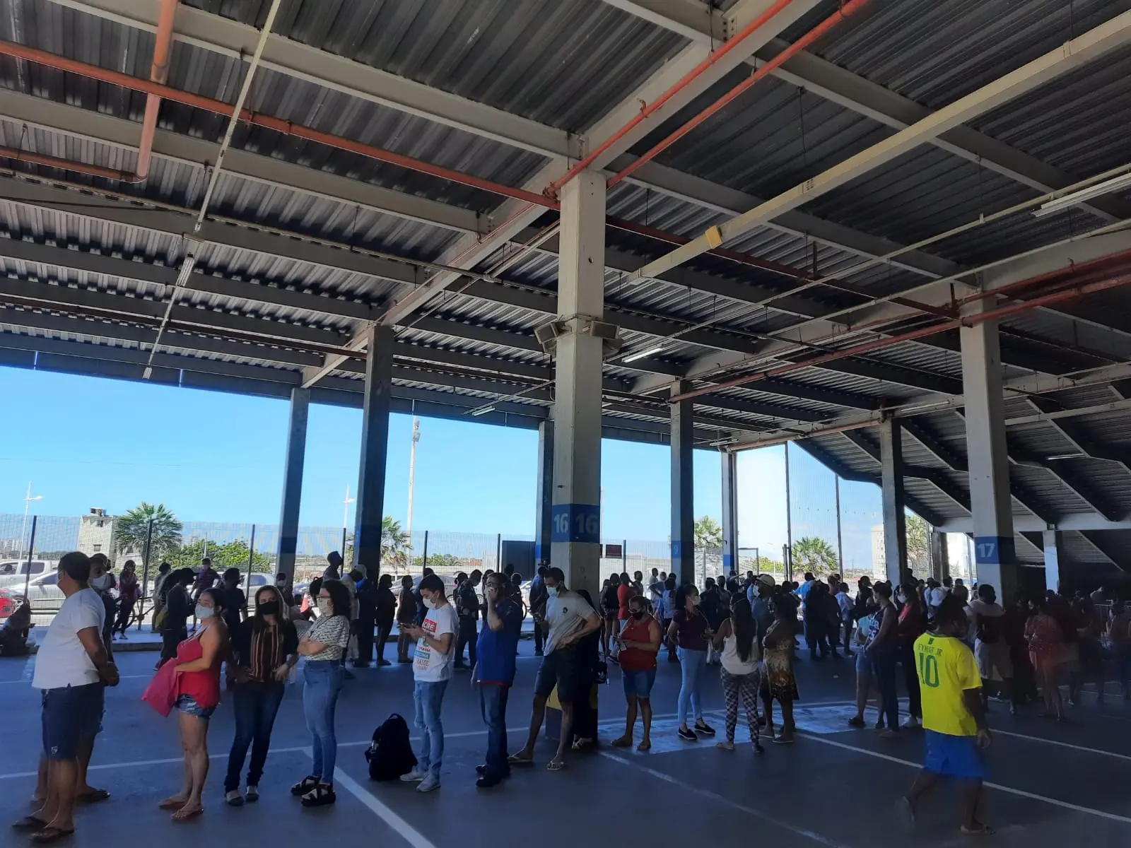 Fila na Arena Castelão para vacinação contra a Covid