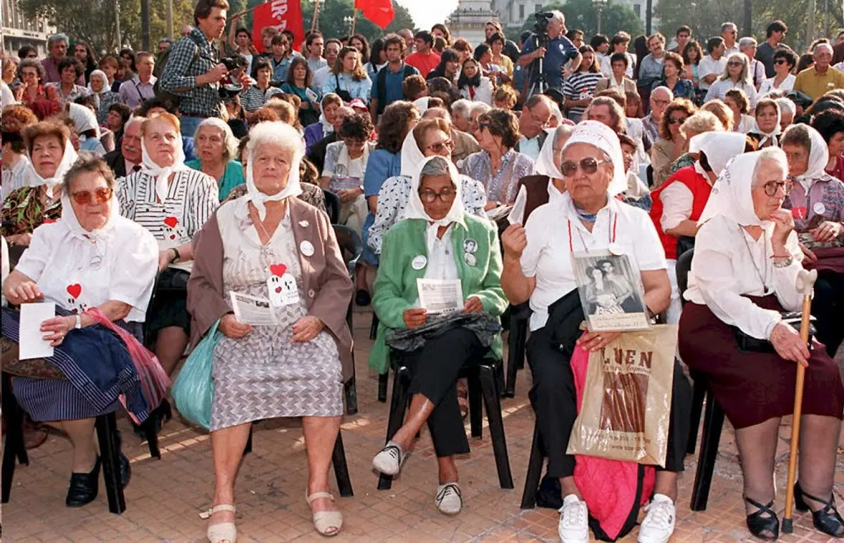 Mães da Praça de Maio em protesto em frente à sede do governo argentino em 1995