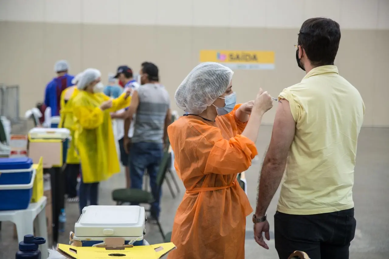 homem é vacinado contra a covid-19