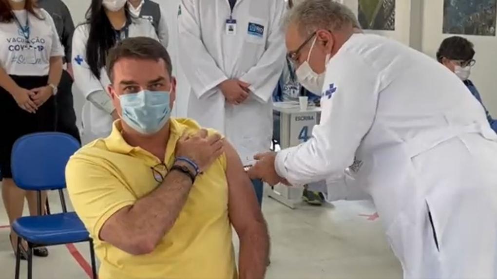 flavio bolsonaro recebe vacina contra a covid-19