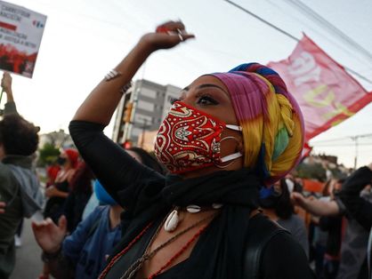 mulher negra em protesto