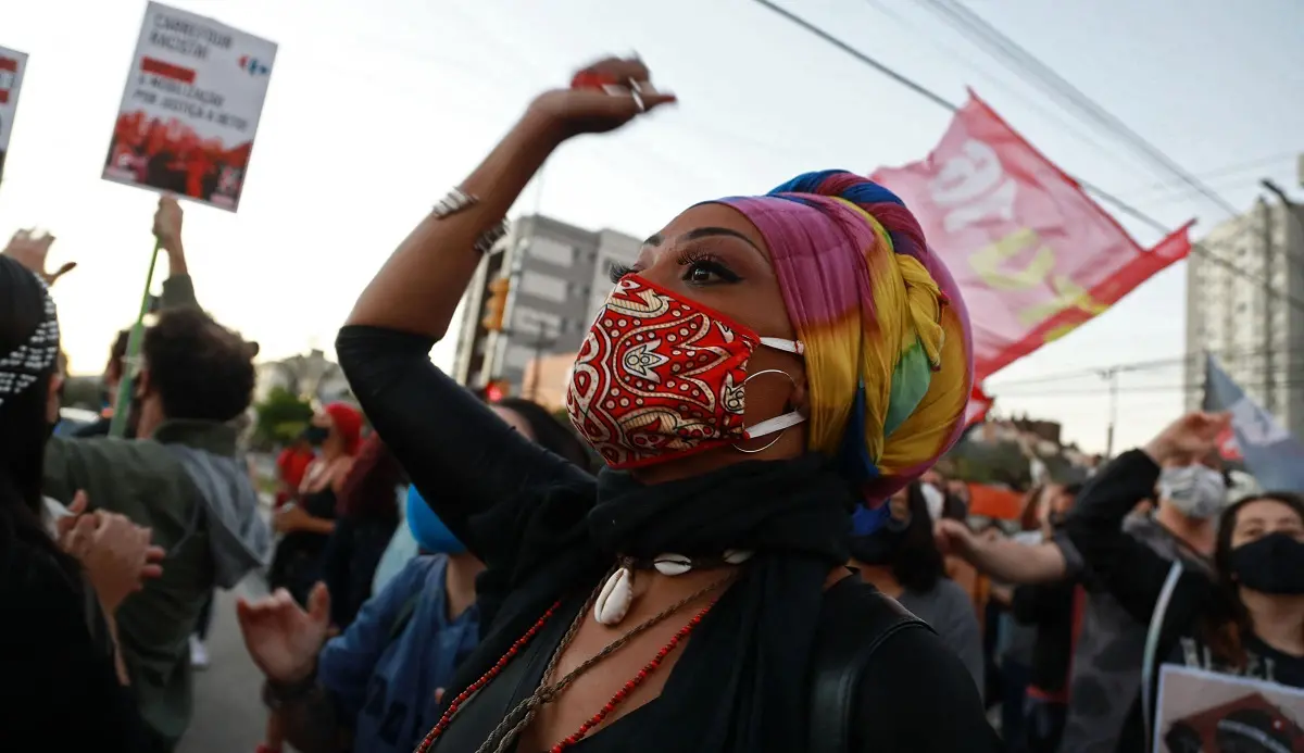 mulher negra em protesto