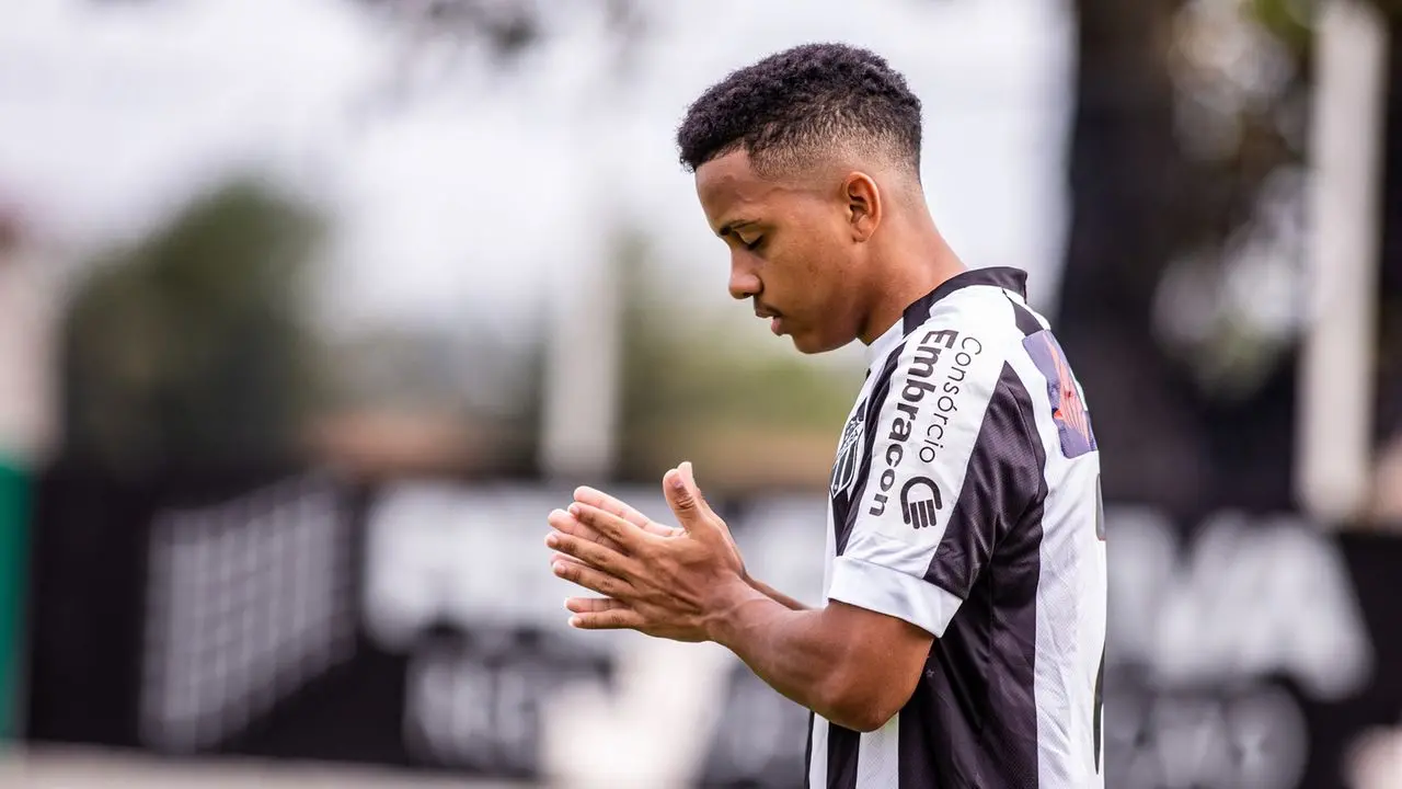 João Victor em momento de concentração antes do jogo