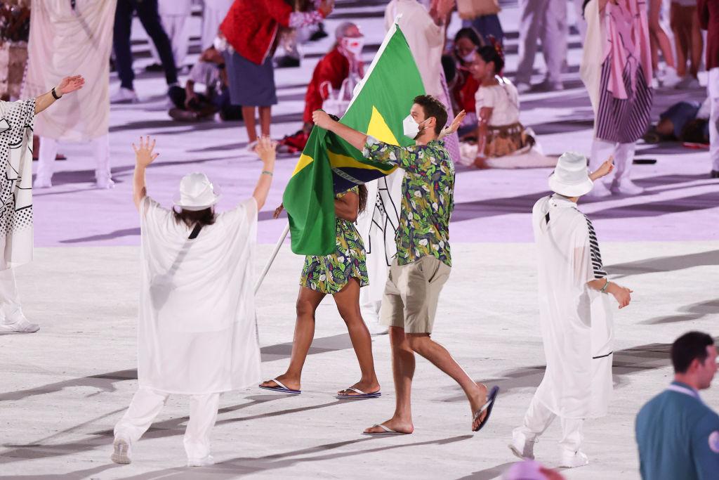 Delegação brasileira entrando no Estádio Olímpico de Tóquio