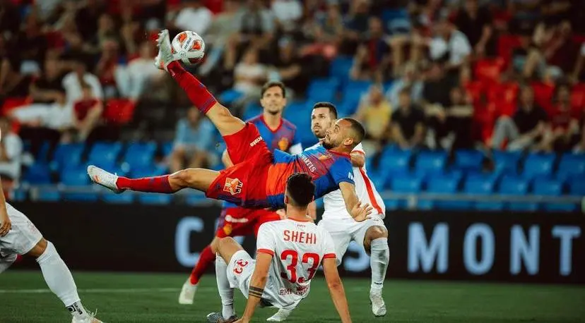 Arthur Cabral marca gol de bicicleta
