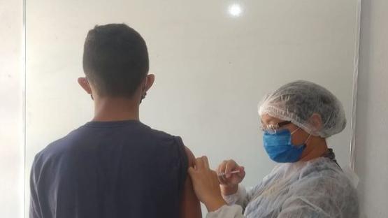 Ao todo, foram imunizados 17 jovens entre 12 e 17 anos no Lar Davis Brasil nesta sexta-feira (23). Instituição enfrentou um surto da Covid-19 no último mês de julho, quando sete adolescentes acolhidos foram infectados ao mesmo tempo.