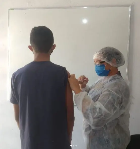 Ao todo, foram imunizados 17 jovens entre 12 e 17 anos no Lar Davis Brasil nesta sexta-feira (23). Instituição enfrentou um surto da Covid-19 no último mês de julho, quando sete adolescentes acolhidos foram infectados ao mesmo tempo.