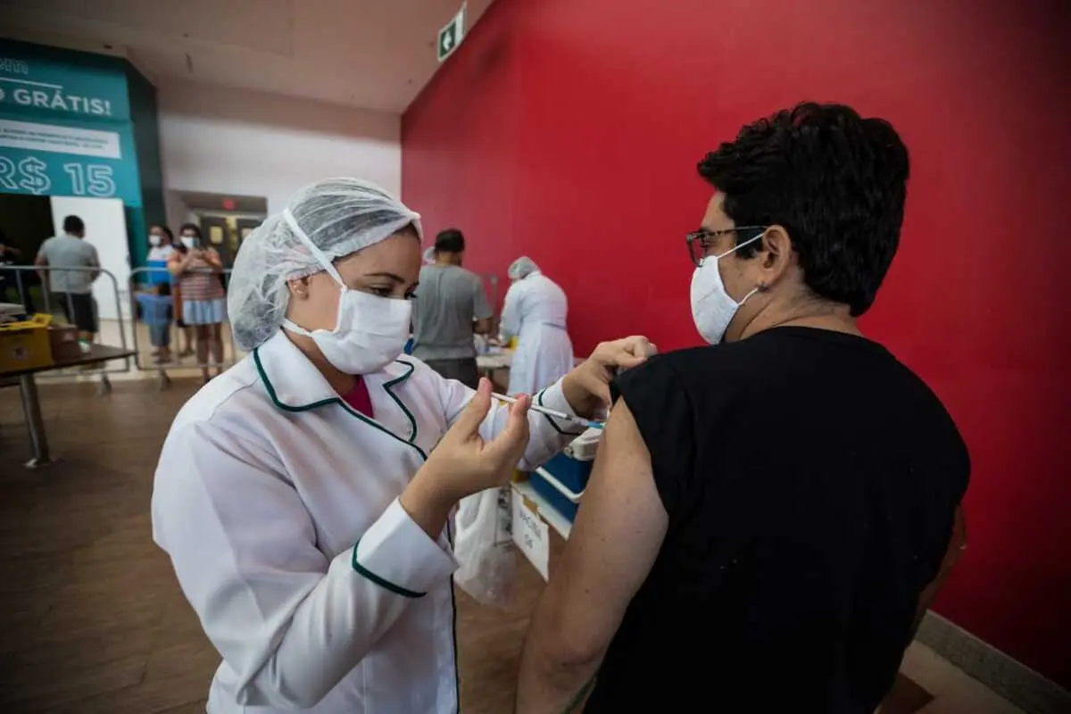 Pesoa sendo vacinada