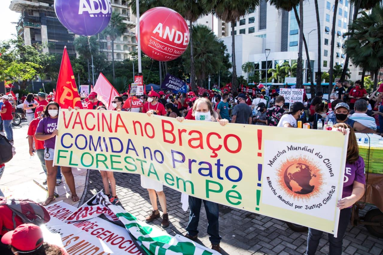 Movimentos sociais protestam contra posições do presidente Jair Bolsonaro
