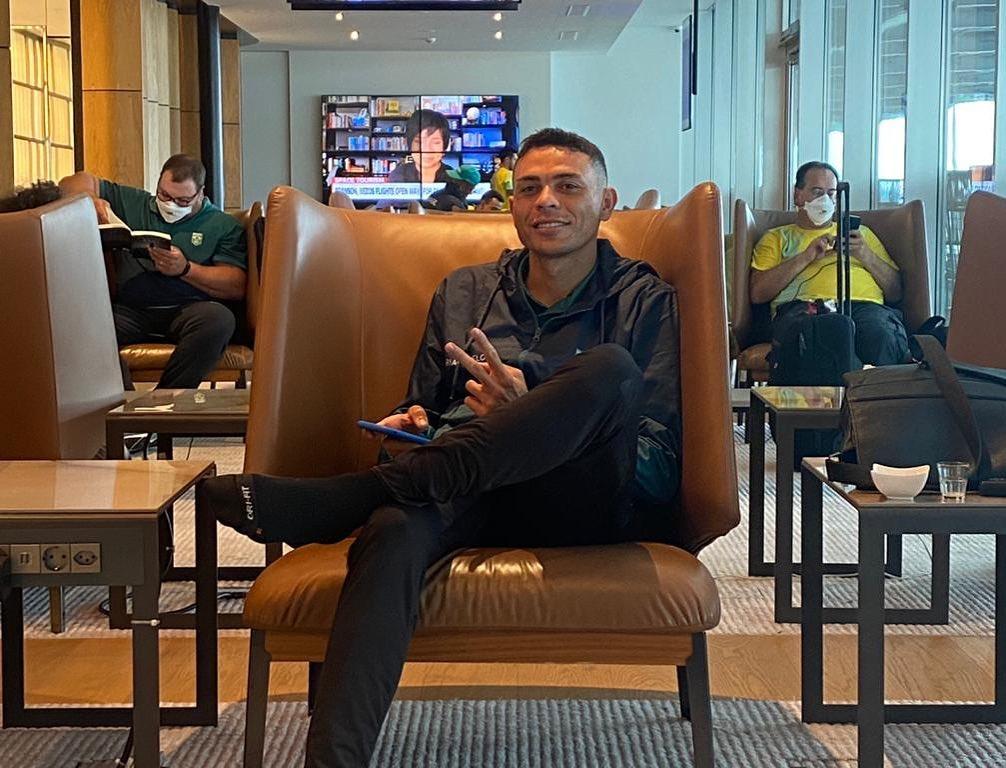 Altobeli da Silva sentado em uma poltrona e segurando o celular