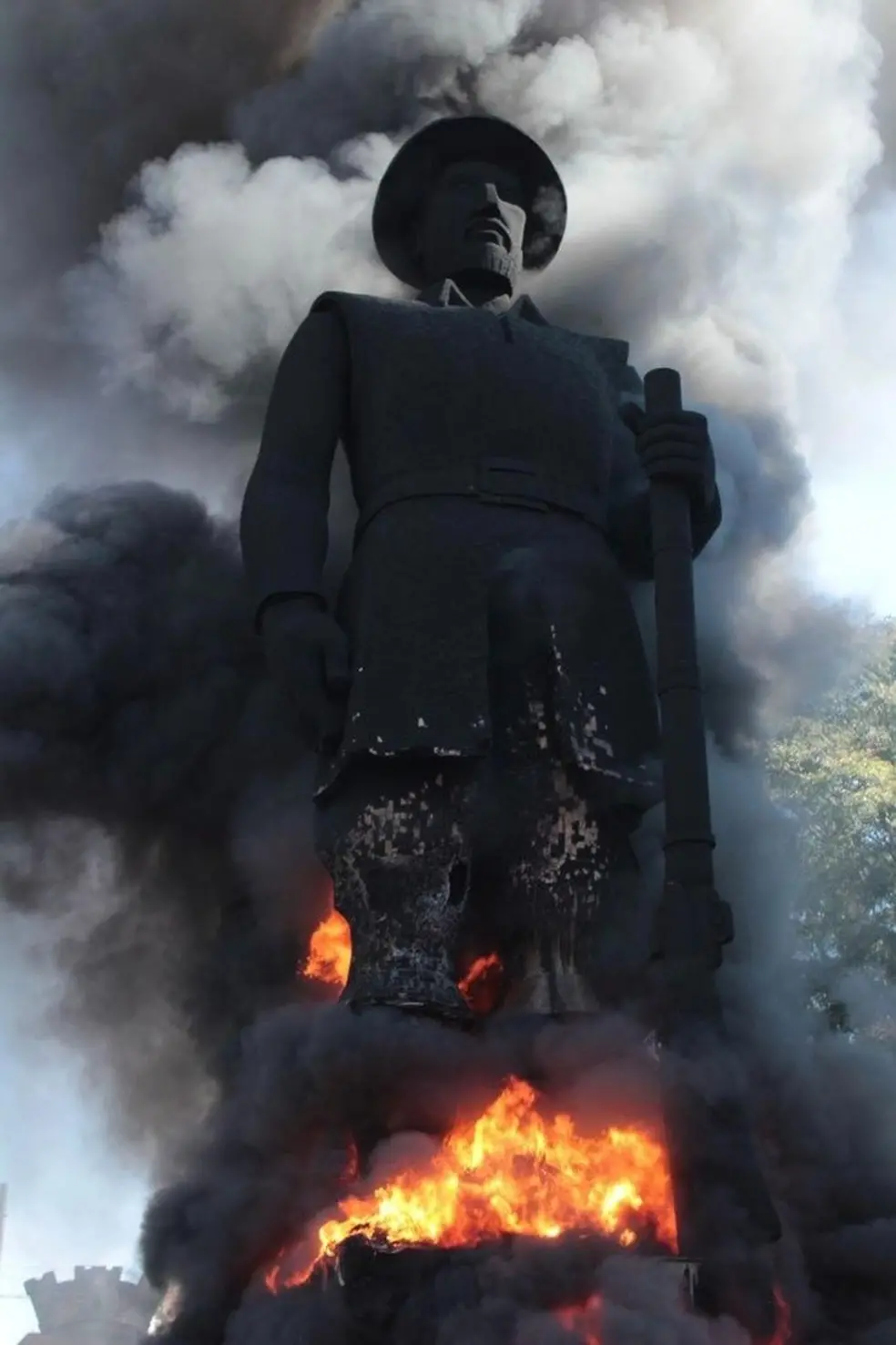 estátua de borba gato incendiada