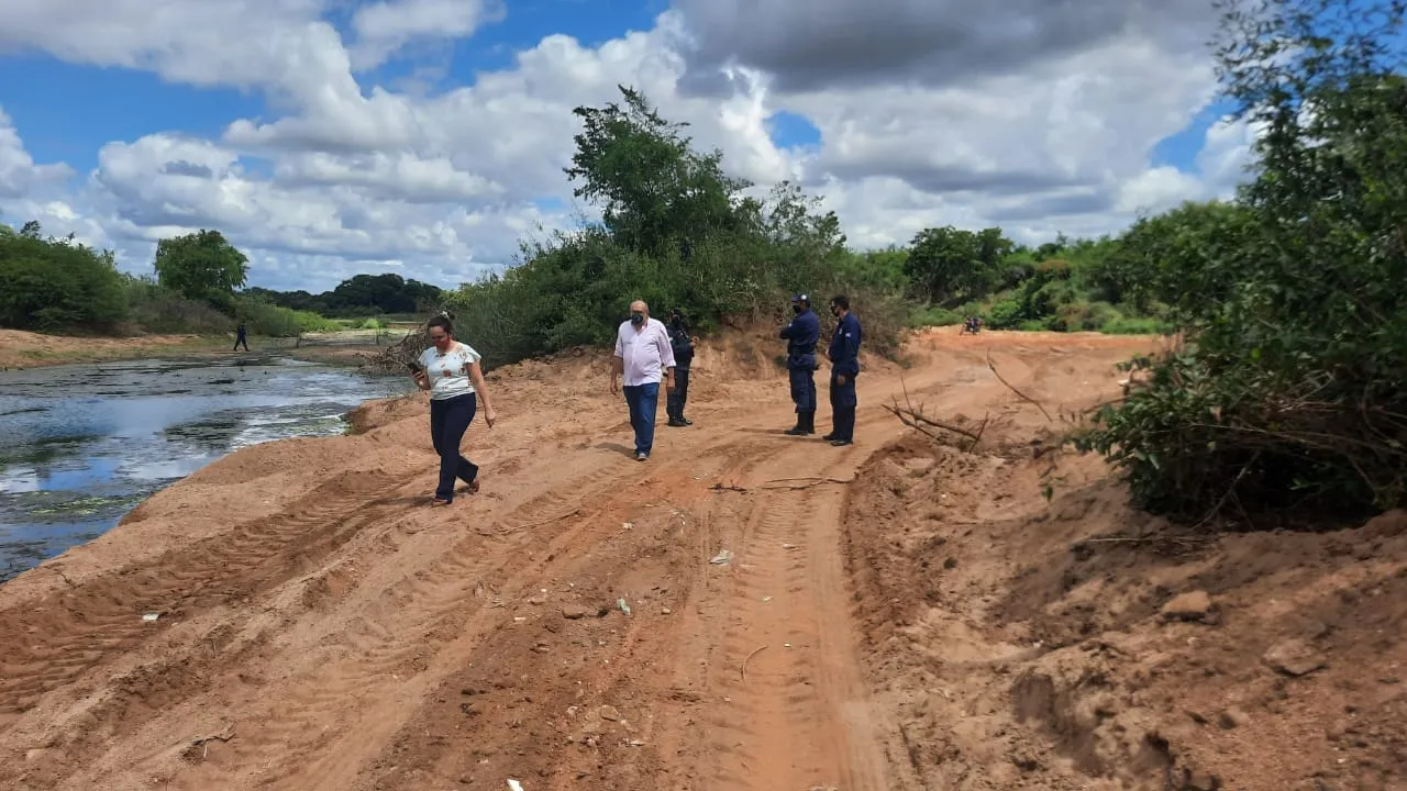 Agentes da Prefeitura realizaram fiscalização às margens do rio, neste fim de semana