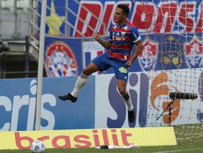 Robson comemora gol pelo Fortaleza com braço no alto