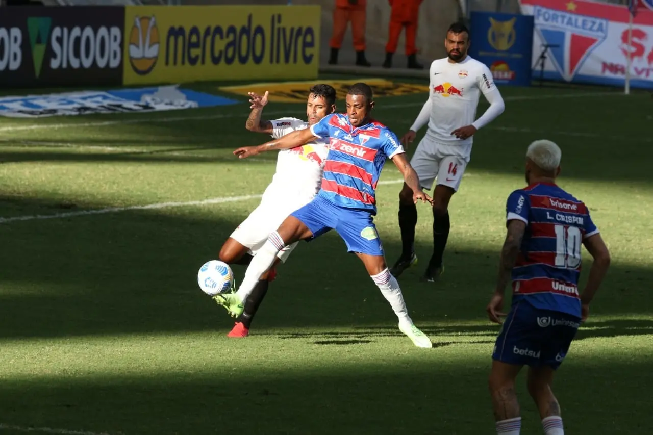 Atletas de Fortaleza e Bragantino disputam bola