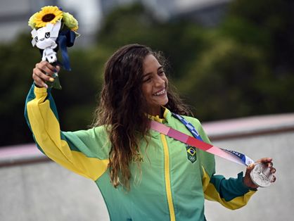 Skatista Rayssa Leal segura medalha de prata  nas Olimpíadas de Tóquio.