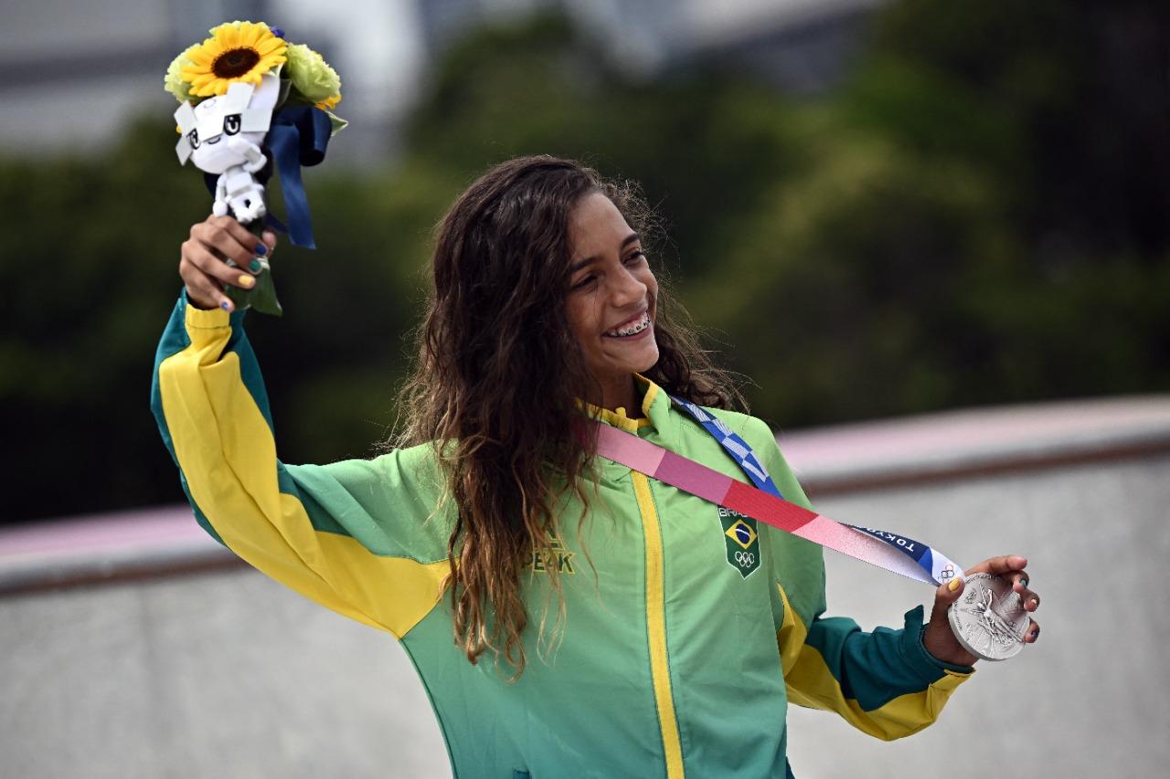 Skatista Rayssa Leal segura medalha de prata  nas Olimpíadas de Tóquio.