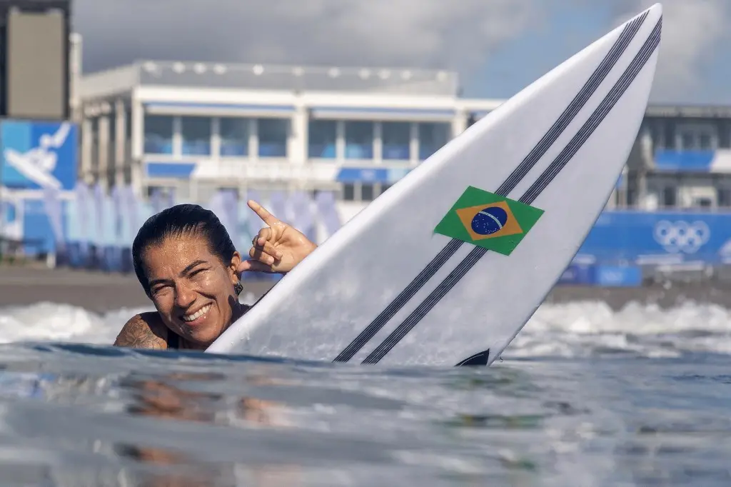 Surfista cearense Silvana Lima posa após classificação no surfe