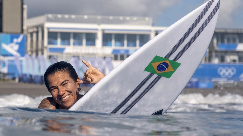 Surfista cearense Silvana Lima posa após classificação no surfe
