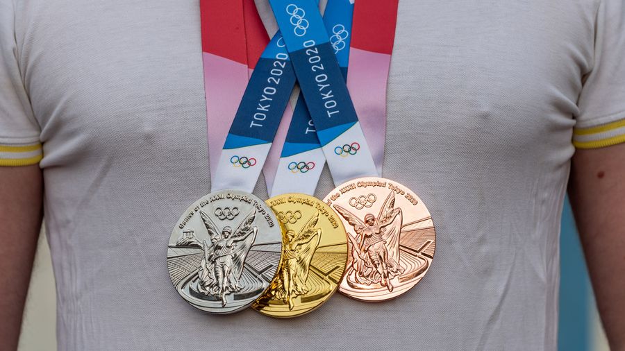 Jogos Olímpicos De 2020, Tóquio, Japão Logótipo Do Jogo E Medalha De Ouro E  Prata E Bronze Imagem Editorial - Imagem de anel, jogo: 169921595