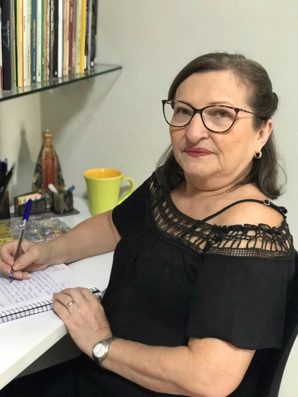 Lúcia Maria pratica escrita terapêutica há décadas