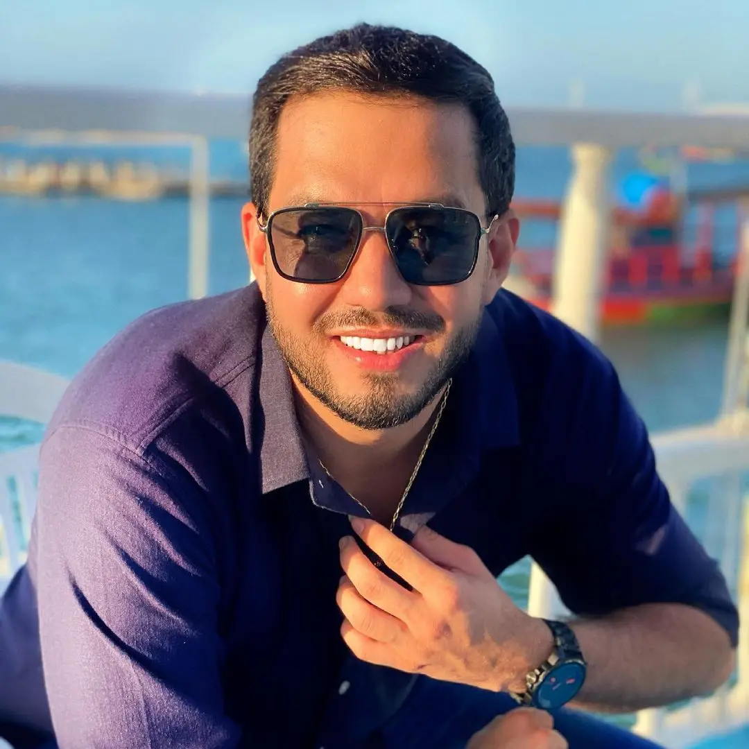 André Vitor em um barco