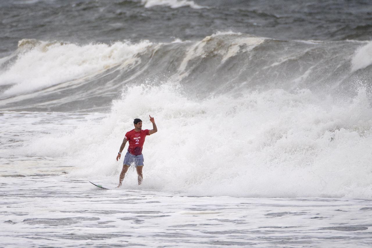 Gabriel Medina brilha e alcança semifinal do surfe nas ...