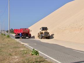 Caminhão retirando areia