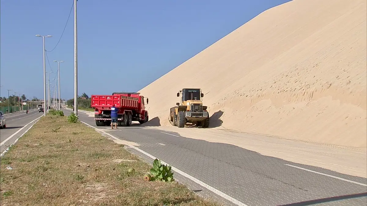 Caminhão retirando areia