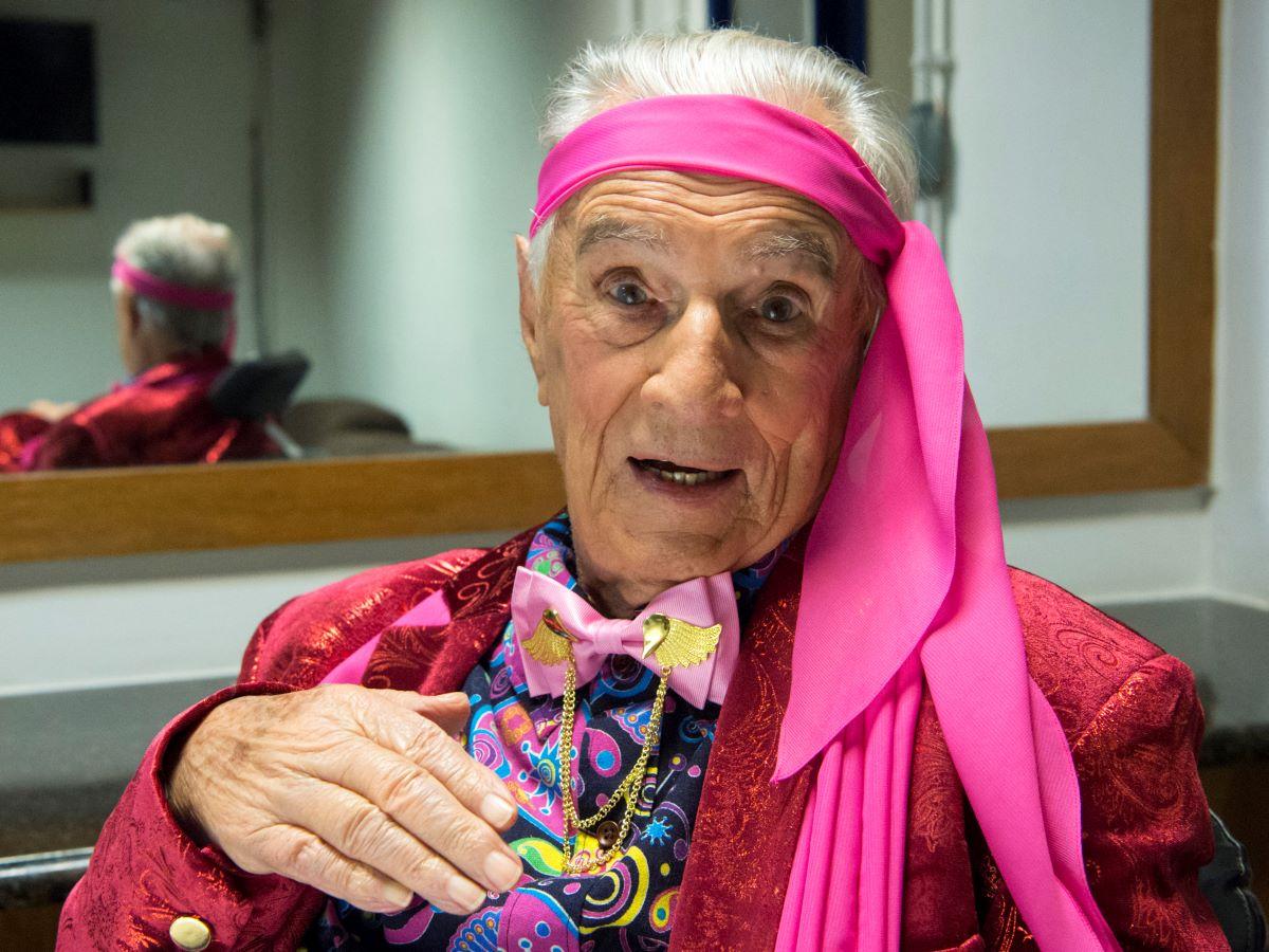 Orlando Drummond caracterizado como o personagem Seu Peru